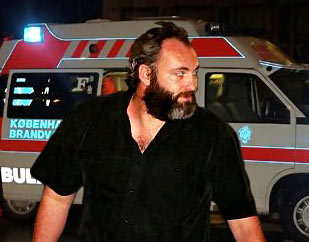 Papparazzi-billede af Kim Bodnia foran ambulance