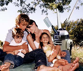 Lykkelig familie med dr&aelig;berrobot