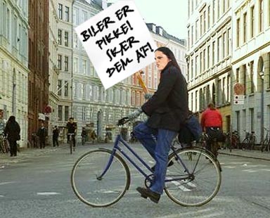 En cyklist demonstrerer sin berettigede harme mod bilister
